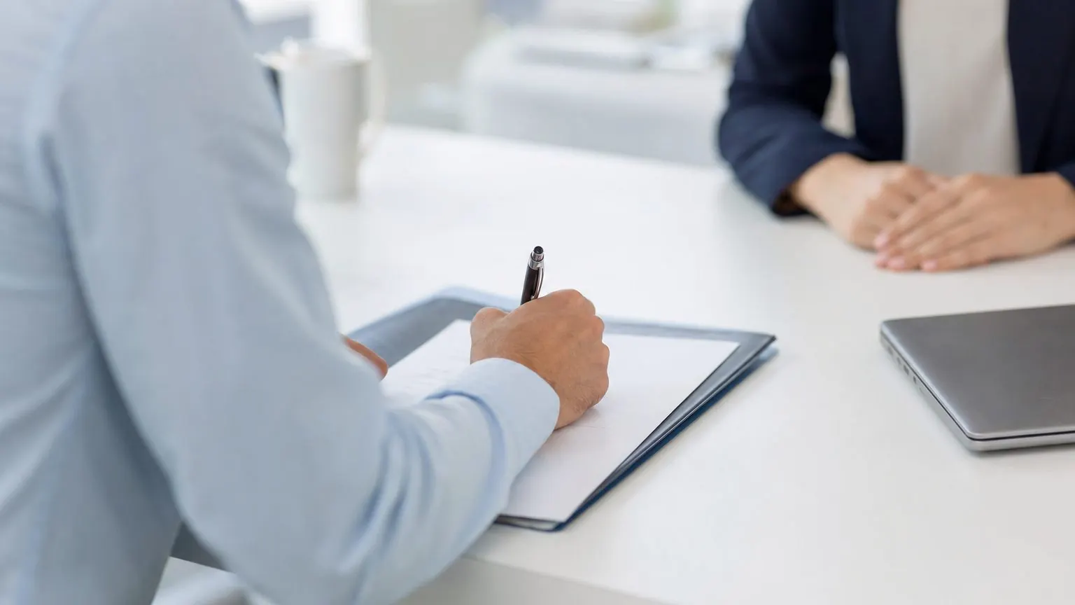 Clause de non concurrence démission : contrat de travail signé sur un bureau