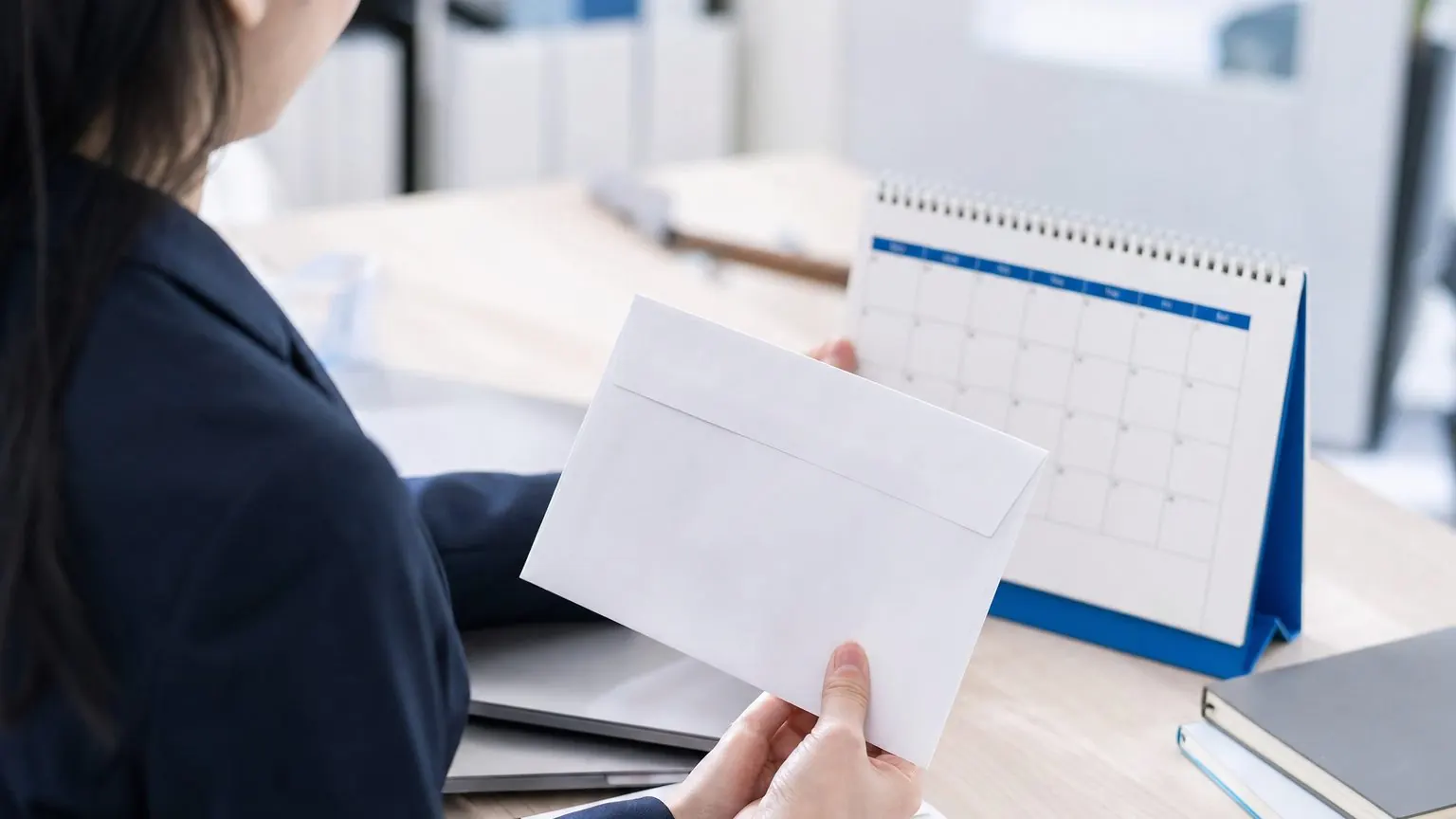 Enveloppe de solde de tout compte et calendrier illustrant le délai après une démission