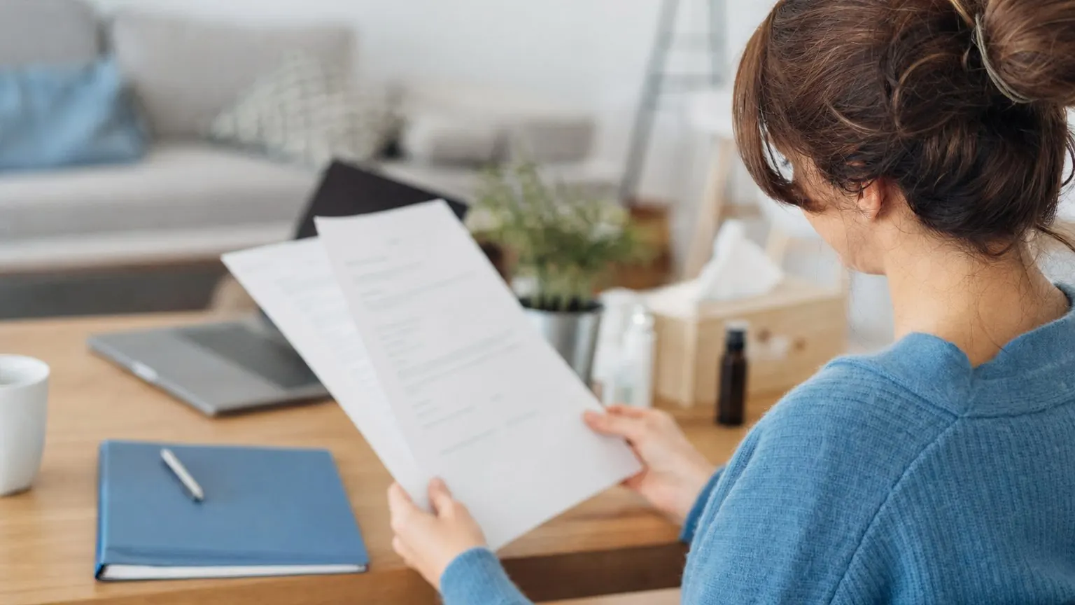 Démission et arrêt maladie : salarié en arrêt à son domicile avec des documents de préavis