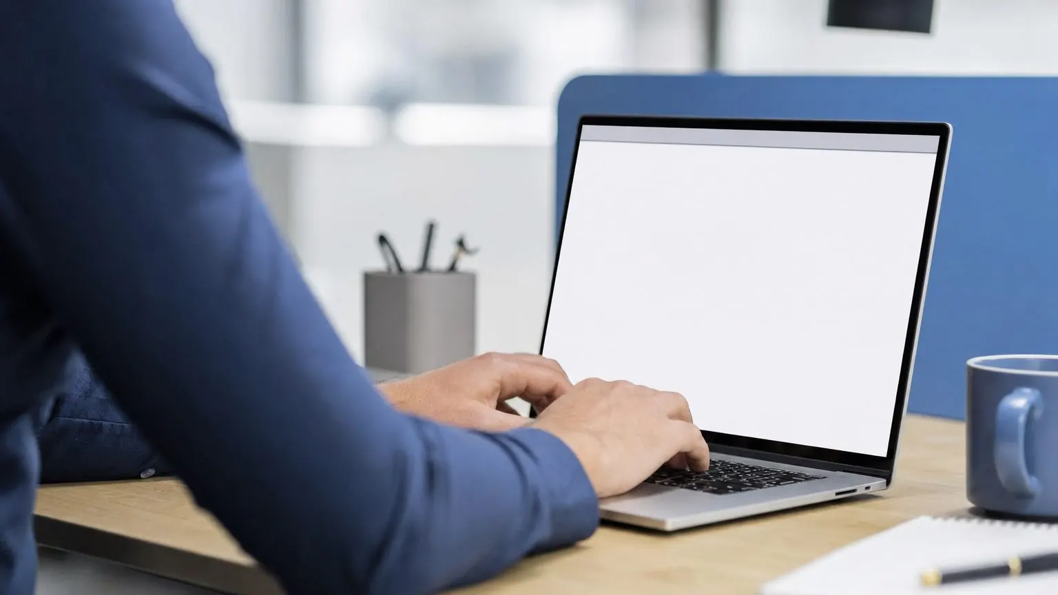 Démission par mail : salarié rédigeant un email de démission sur son ordinateur au bureau