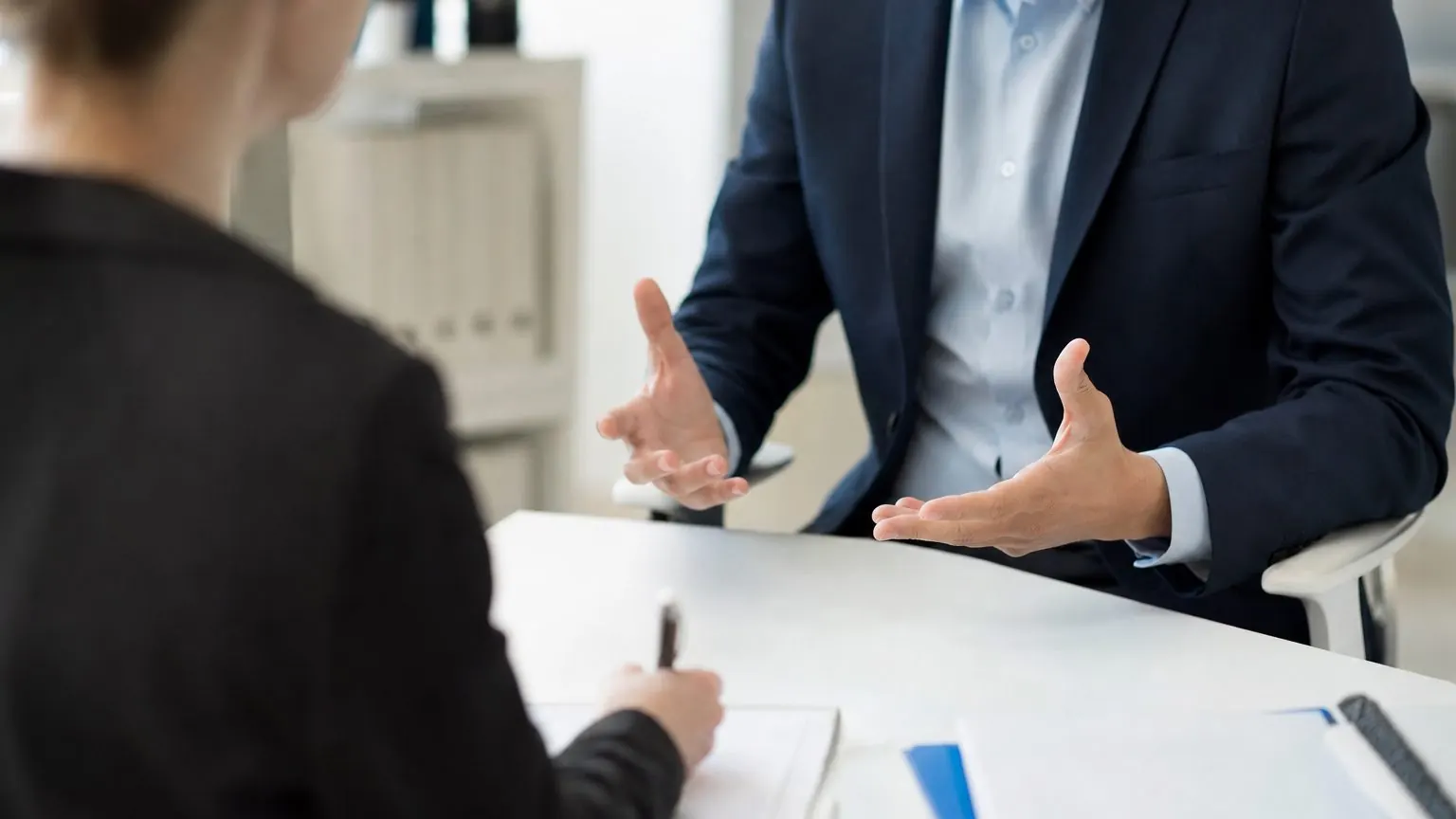Candidat répondant à la question pourquoi vous en entretien d'embauche face à un recruteur