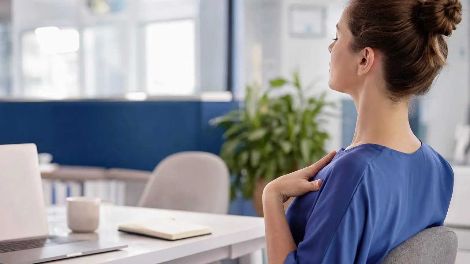 Personne qui pratique une technique de respiration pour gérer son stress avant un oral