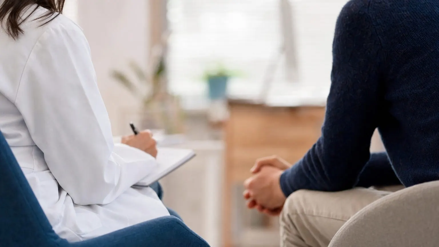 Médecin du travail en consultation avec un salarié en burn-out