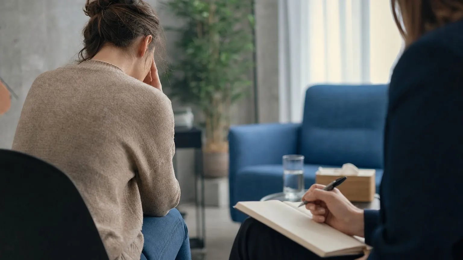 Psychologue et patient en séance pour soigner un burn-out émotionnel